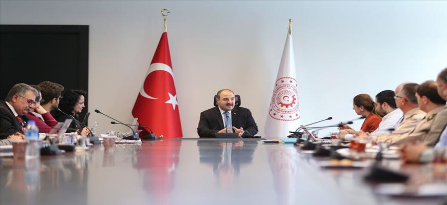 T.C. Sanayi ve Teknoloji Bakanı Mustafa Varank, Türkiye´nin düzenlediği Ulusal Antarktika Bilim Seferleri kapsamında beyaz kıtaya giden bilim insanlarıyla bir araya geldi.